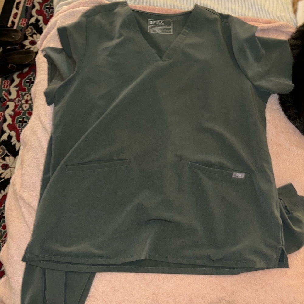 FIGS scrub set, v neck two pocket top and joggers
